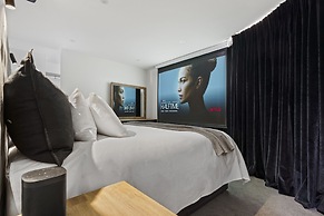 High-end 3BR House - Skytower View