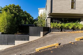 High-end 3BR House - Skytower View