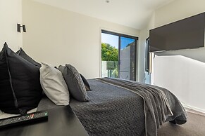 High-end 3BR House - Skytower View