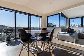 High-end 3BR House - Skytower View