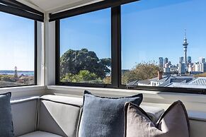 High-end 3BR House - Skytower View