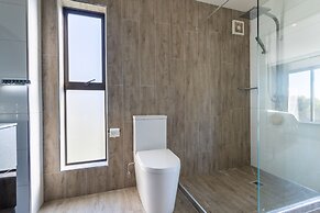 High-end 3BR House - Skytower View