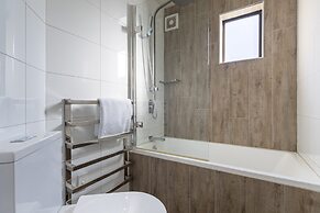 High-end 3BR House - Skytower View