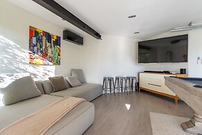 High-end 3BR House - Skytower View