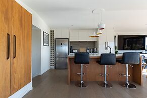 High-end 3BR House - Skytower View