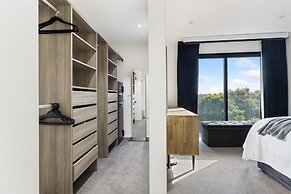 High-end 3BR House - Skytower View