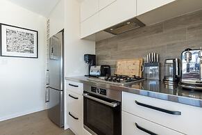 High-end 3BR House - Skytower View