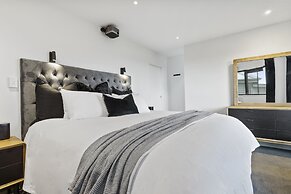 High-end 3BR House - Skytower View