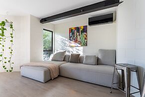 High-end 3BR House - Skytower View