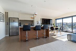 High-end 3BR House - Skytower View