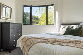 High-end 3BR House - Skytower View