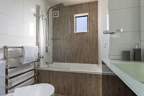 High-end 3BR House - Skytower View