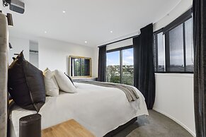 High-end 3BR House - Skytower View