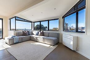 High-end 3BR House - Skytower View