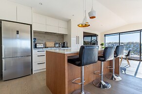 High-end 3BR House - Skytower View