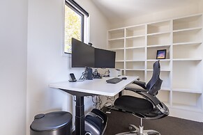 High-end 3BR House - Skytower View