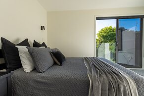 High-end 3BR House - Skytower View