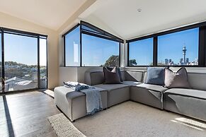 High-end 3BR House - Skytower View