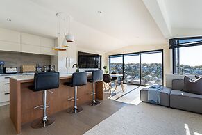 High-end 3BR House - Skytower View