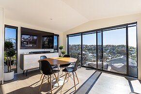 High-end 3BR House - Skytower View