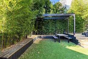 High-end 3BR House - Skytower View