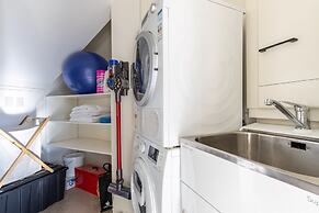 High-end 3BR House - Skytower View