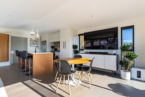 High-end 3BR House - Skytower View