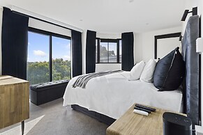 High-end 3BR House - Skytower View