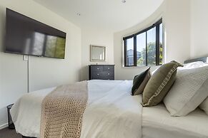 High-end 3BR House - Skytower View