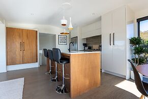 High-end 3BR House - Skytower View