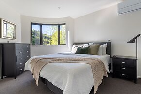 High-end 3BR House - Skytower View