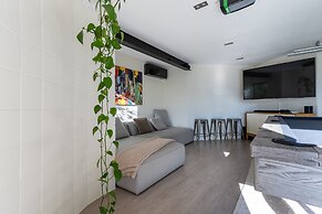 High-end 3BR House - Skytower View