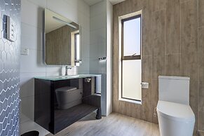 High-end 3BR House - Skytower View