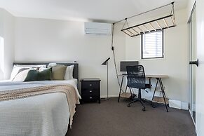 High-end 3BR House - Skytower View