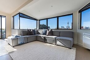 High-end 3BR House - Skytower View