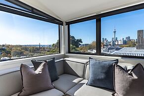 High-end 3BR House - Skytower View