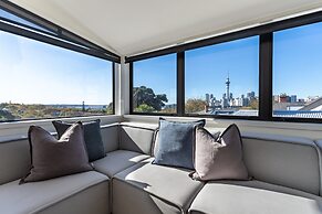 High-end 3BR House - Skytower View
