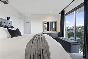 High-end 3BR House - Skytower View