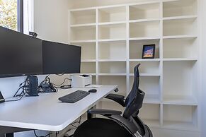 High-end 3BR House - Skytower View