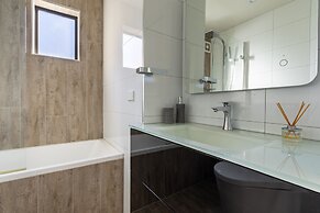 High-end 3BR House - Skytower View