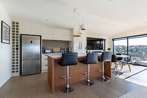 High-end 3BR House - Skytower View