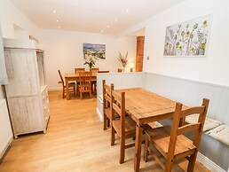 17 Sands Close