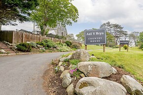 Ael Y Bryn Country House