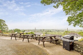 Ael Y Bryn Country House