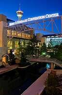 Close to Famous Attractions With Hot Tub and Fire Pit