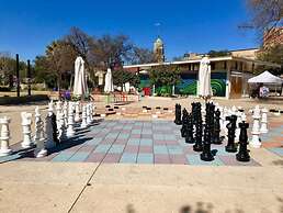 Close to Famous Attractions With Hot Tub and Fire Pit