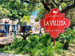 Close to Famous Attractions With Hot Tub and Fire Pit
