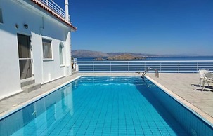 Charming 4-bed Villa in Pefkali