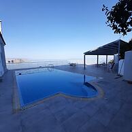 Charming 4-bed Villa in Pefkali