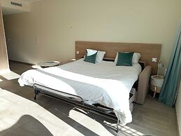 Shana Hotel & Residence